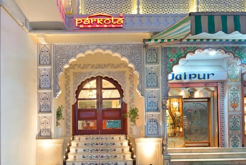 Facade/entrance