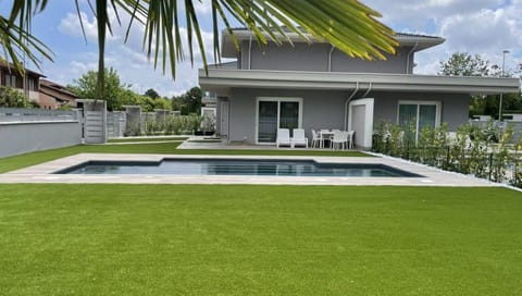 Property building, Garden, Pool view, Swimming pool, sunbed