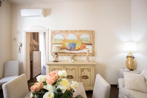 Living room, Seating area, Dining area, air conditioner