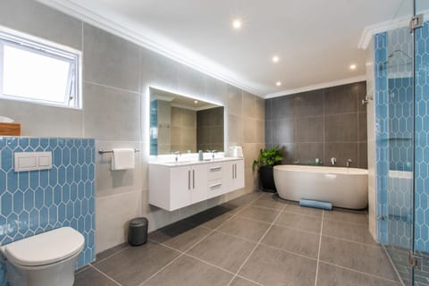 Shower, Toilet, Bathroom, Bath