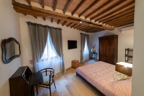 Bed, TV and multimedia, Photo of the whole room, Bedroom, wardrobe