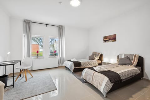 TV and multimedia, Seating area, Bedroom