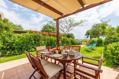 Patio, Garden, Dining area, Garden view, sunbed