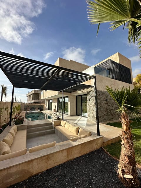 Property building, Patio, Day, Natural landscape, Living room, Seating area, Pool view, Swimming pool, sunbed