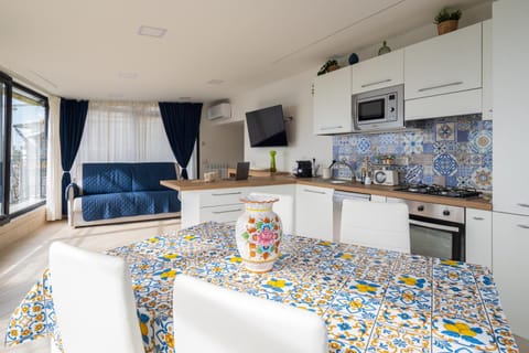 TV and multimedia, Kitchen or kitchenette, Living room, Seating area, Dining area, minibar, pet friendly, stove