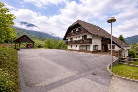 Property building, Day, Neighbourhood, Natural landscape, Mountain view, Parking