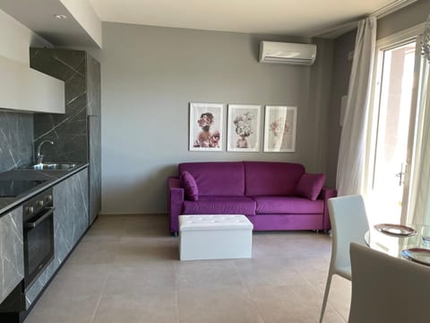 Kitchen or kitchenette, Living room, Seating area, pet friendly, air conditioner