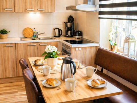 Coffee/tea facilities, Kitchen or kitchenette, Dining area, Food, stove, toaster