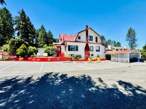 Property building, Patio, Facade/entrance, Parking