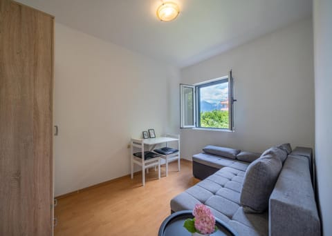 Minute to the SEA - Vacation Home Apartment in Dobrota