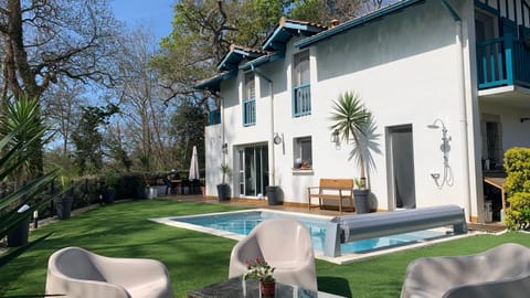 Property building, Garden, Garden view, Pool view, Swimming pool, sunbed