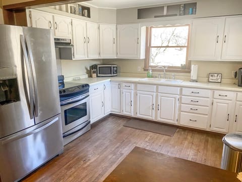 Huge 5 Bedroom 2 12 Bathroom And Pet Friendly House in Wisconsin