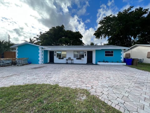 Renovated Apartment Quiet Backyard, Jacuzzi, BBQ,2 Apartment in Lighthouse Point