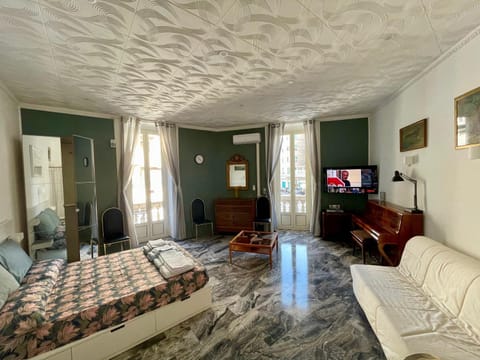 Bed, TV and multimedia, Photo of the whole room, Evening entertainment, Bedroom