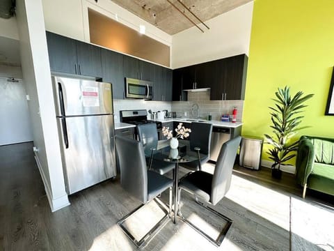 Kitchen or kitchenette, Living room, Seating area, Dining area, minibar, oven, stove