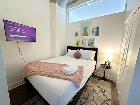 Bed, TV and multimedia, Photo of the whole room, Bedroom, towels