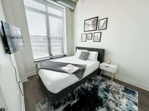 Bed, TV and multimedia, Photo of the whole room, Bedroom, towels