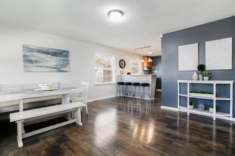 4BR Gameday Getaway EV Charger Pet-Friendly 10p House in Mishawaka