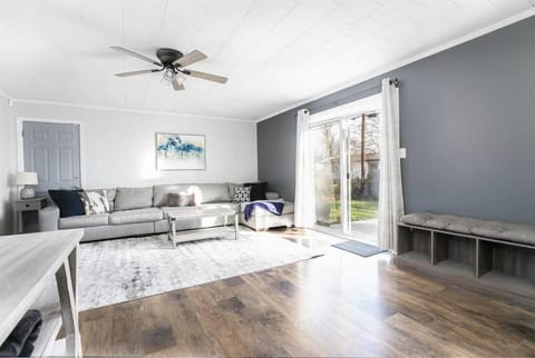 4BR Gameday Getaway EV Charger Pet-Friendly 10p House in Mishawaka