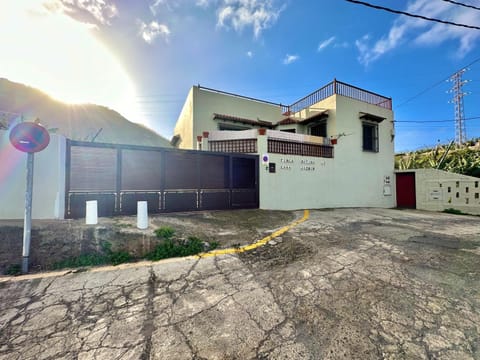 Property building, Day, Neighbourhood