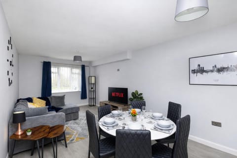 TV and multimedia, Living room, Seating area, Dining area