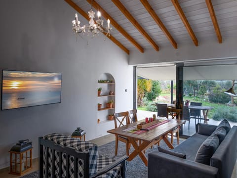 Owl's Nest Apartment in Volos