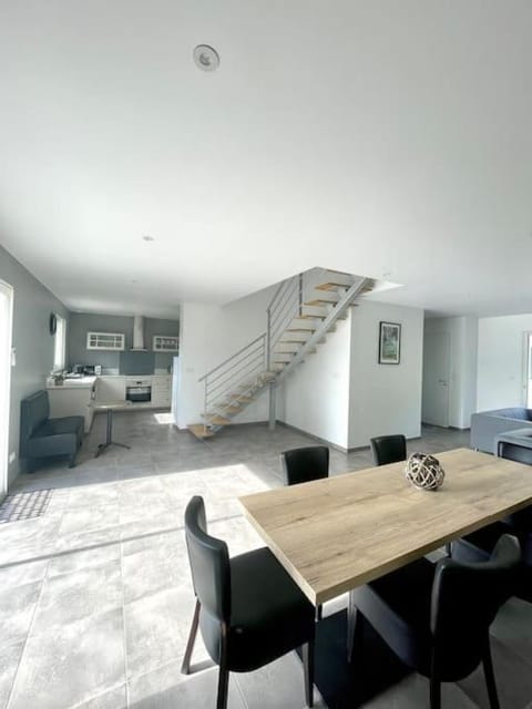 Kitchen or kitchenette, Living room, Seating area