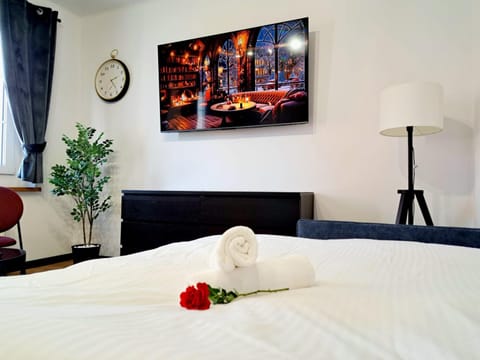 TV and multimedia, Photo of the whole room, Bedroom