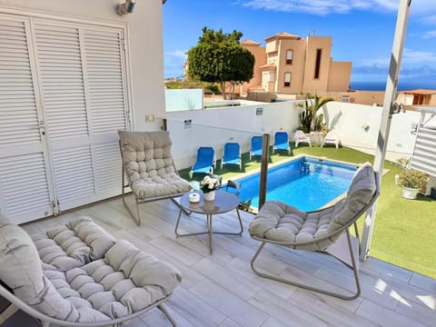 Property building, Day, View (from property/room), Balcony/Terrace, Seating area, Pool view, Swimming pool, sunbed