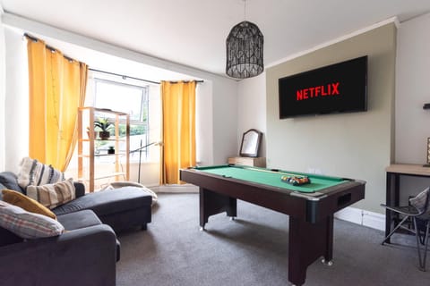 Billiard, TV and multimedia, Living room, Seating area