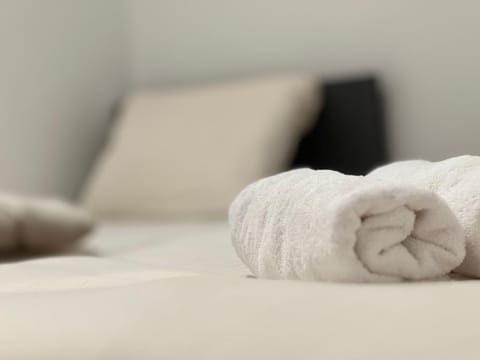 Bed, Bedroom, towels