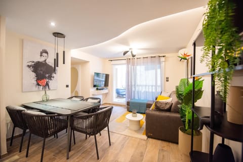 TV and multimedia, Living room, Seating area, Dining area