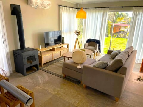 TV and multimedia, Living room, Seating area, Evening entertainment