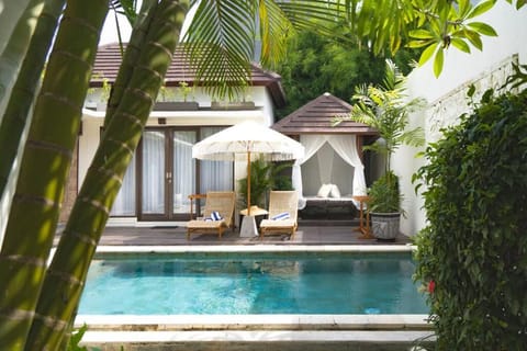 Swimming pool, sunbed