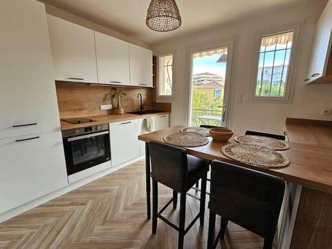 Kitchen or kitchenette, Dining area, dishwasher, stove, toaster