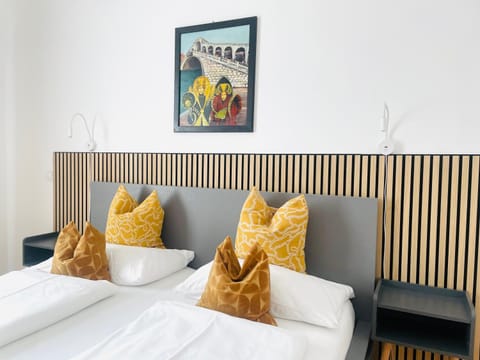 Bed, Photo of the whole room, Decorative detail, Bedroom
