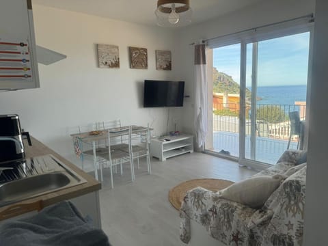 Natural landscape, TV and multimedia, View (from property/room), Balcony/Terrace, Living room, Dining area, Sea view