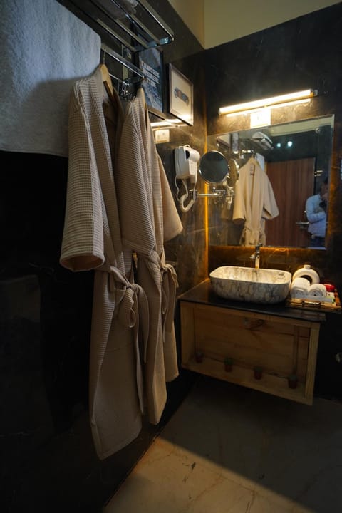 Bathroom, towels, wardrobe