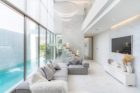 TV and multimedia, Living room, Seating area, Pool view