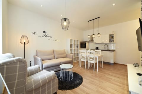 Kitchen or kitchenette, Living room, Seating area, Dining area, pet friendly, stove