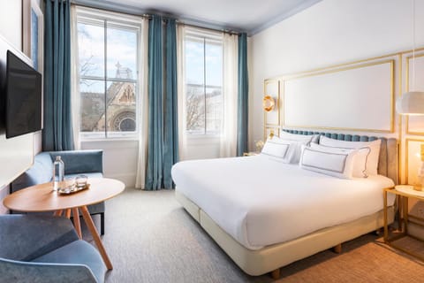Bed, TV and multimedia, View (from property/room), Bedroom, Drinks