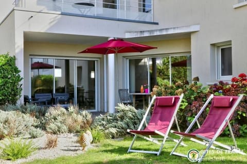 Property building, Garden, Garden view, sunbed