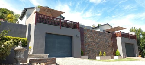 Property building, Patio, Garden, View (from property/room), Balcony/Terrace, Decorative detail, Garden view, Area and facilities, Parking