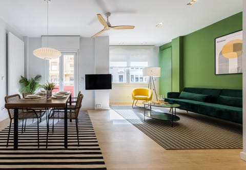 Balcony/Terrace, Living room, Dining area, fireplace, internet
