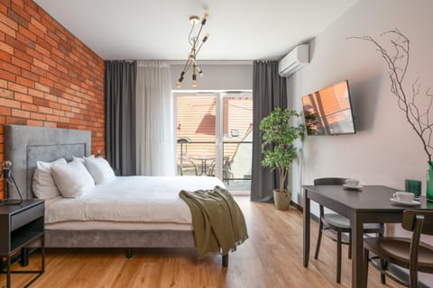 Bed, TV and multimedia, Seating area, air conditioner