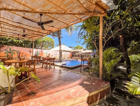 Restaurant/places to eat, Dining area, Pool view, Swimming pool