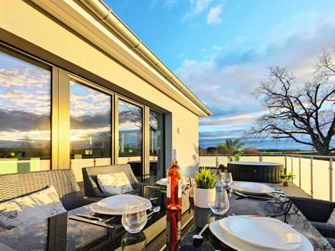 Hot Tub, View (from property/room), Balcony/Terrace, Dining area