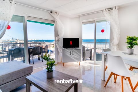 Communal lounge/ TV room, Natural landscape, TV and multimedia, View (from property/room), Balcony/Terrace, Living room, Seating area, Dining area, Sea view