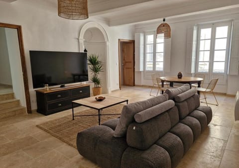 TV and multimedia, Living room, Seating area, Dining area