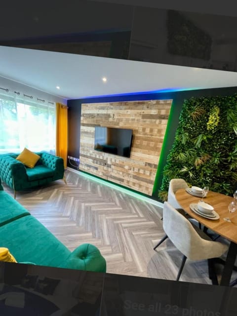 TV and multimedia, Living room, Seating area, Evening entertainment
